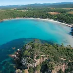 Corail Privée Et Climatisée Pour 10 Personnes Avec Piscine Et Superbe Vue Et Collines à Villa