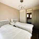 Villa Corail Privée Et Climatisée Pour 10 Personnes Avec Piscine Et Superbe Vue Et Collines à La Londe-les-Maures