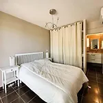 Corail Privée Et Climatisée Pour 10 Personnes Avec Piscine Et Superbe Vue Et Collines à Villa La Londe-les-Maures