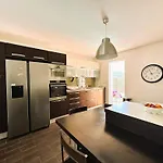 Corail Privée Et Climatisée Pour 10 Personnes Avec Piscine Et Superbe Vue Et Collines à Villa