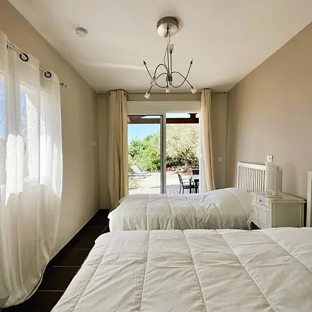 Villa Corail Privée Et Climatisée Pour 10 Personnes Avec Piscine Et Superbe Vue Et Collines à La Londe-les-Maures