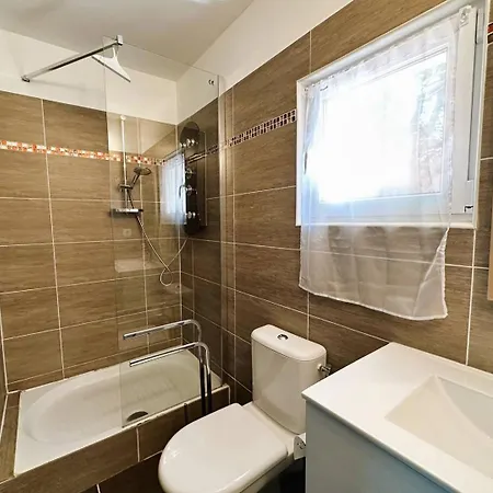 Corail Privée Et Climatisée Pour 10 Personnes Avec Piscine Et Superbe Vue Et Collines à Villa *