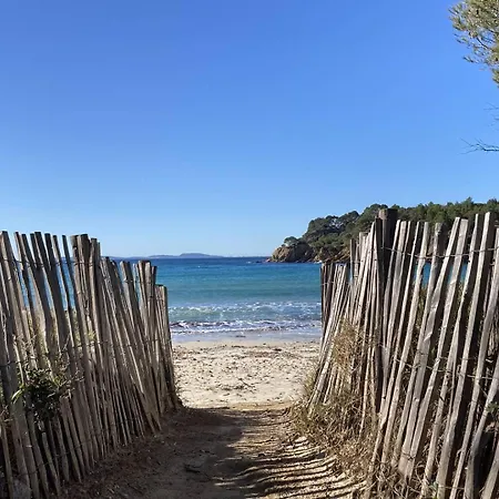 Villa Corail Privée Et Climatisée Pour 10 Personnes Avec Piscine Et Superbe Vue Et Collines à La Londe-les-Maures