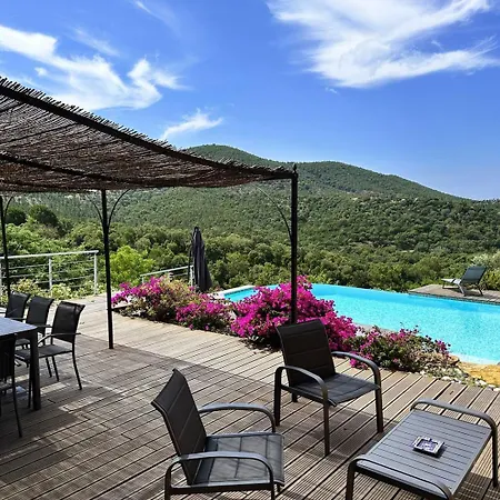 Corail Privée Et Climatisée Pour 10 Personnes Avec Piscine Et Superbe Vue Et Collines à La Londe-les-Maures