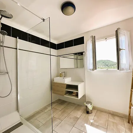 Villa Corail Privée Et Climatisée Pour 10 Personnes Avec Piscine Et Superbe Vue Et Collines à La Londe-les-Maures