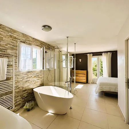 Corail Privée Et Climatisée Pour 10 Personnes Avec Piscine Et Superbe Vue Et Collines à Villa La Londe-les-Maures