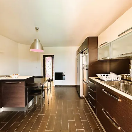 Villa Corail Privée Et Climatisée Pour 10 Personnes Avec Piscine Et Superbe Vue Et Collines à La Londe-les-Maures