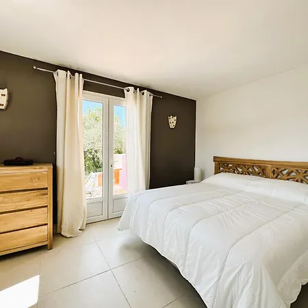 Corail Privée Et Climatisée Pour 10 Personnes Avec Piscine Et Superbe Vue Et Collines à Villa