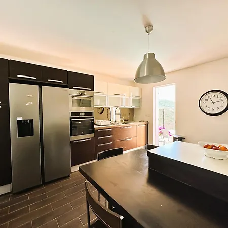 Corail Privée Et Climatisée Pour 10 Personnes Avec Piscine Et Superbe Vue Et Collines à Villa